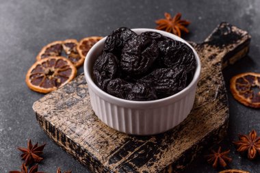 Kuru erik ya da kuru erik. Beslenme için organik susuz meyve. Tasarımınız için gıda arka planı olarak kuru erik ya da kuru erik kullanın