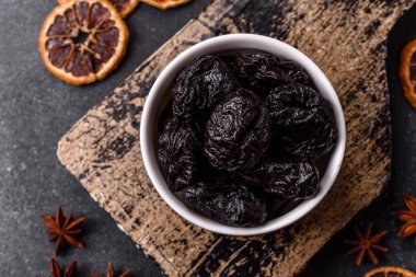 Kuru erik ya da kuru erik. Beslenme için organik susuz meyve. Tasarımınız için gıda arka planı olarak kuru erik ya da kuru erik kullanın