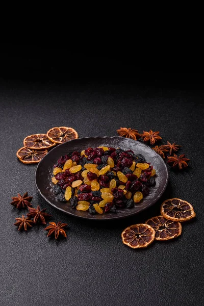 Kurutulmuş yaban mersini, sarı ve siyah tatlı üzümler granola ve kahvaltı malzemesi olarak kullanılıyor. Kuru üzümler ve kızılcıklar tasarımınız için gıda arka planı olarak kullanılıyor.