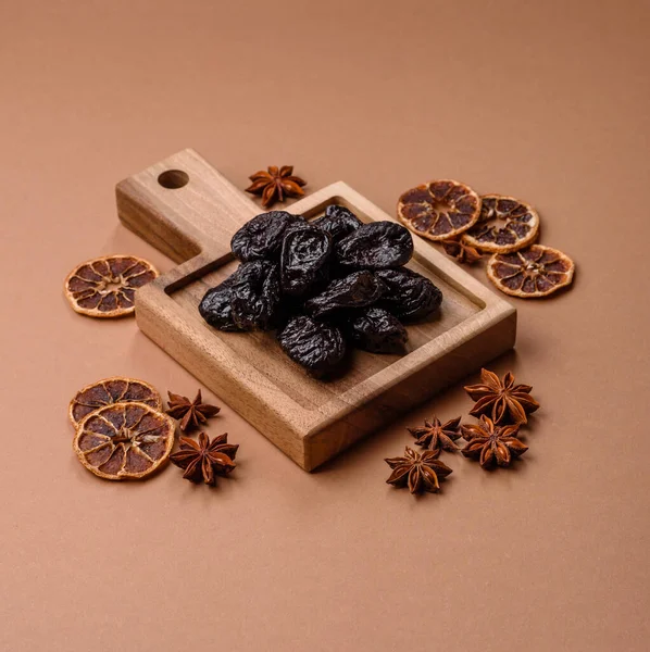 Kuru erik ya da kuru erik. Beslenme için organik susuz meyve. Tasarımınız için gıda arka planı olarak kuru erik ya da kuru erik kullanın