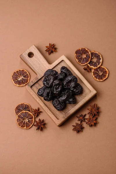 Kuru erik ya da kuru erik. Beslenme için organik susuz meyve. Tasarımınız için gıda arka planı olarak kuru erik ya da kuru erik kullanın