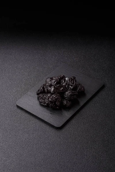 Kuru erik ya da kuru erik. Beslenme için organik susuz meyve. Tasarımınız için gıda arka planı olarak kuru erik ya da kuru erik kullanın