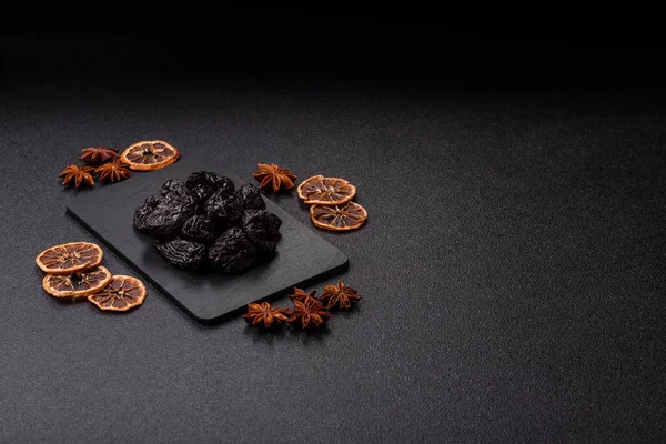 Kuru erik ya da kuru erik. Beslenme için organik susuz meyve. Tasarımınız için gıda arka planı olarak kuru erik ya da kuru erik kullanın