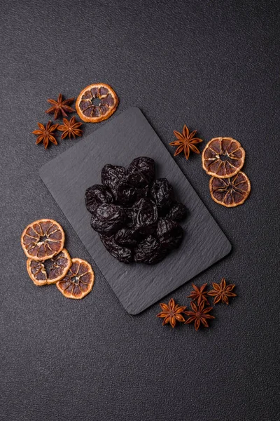 Kuru erik ya da kuru erik. Beslenme için organik susuz meyve. Tasarımınız için gıda arka planı olarak kuru erik ya da kuru erik kullanın