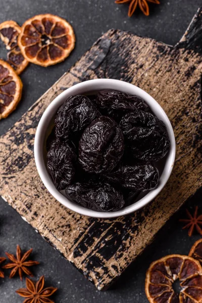 Kuru erik ya da kuru erik. Beslenme için organik susuz meyve. Tasarımınız için gıda arka planı olarak kuru erik ya da kuru erik kullanın