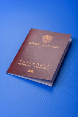 Kolombiya pasaportu, uluslararası seyahat ve tatil vizesi. Tasarımınız için arka plan olarak Kolombiya pasaportu
