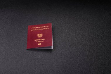 Avusturya pasaportu, uluslararası seyahat ve tatil vizesi. Tasarımınız için arka plan olarak Avusturya pasaportu