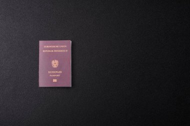 Avusturya pasaportu, uluslararası seyahat ve tatil vizesi. Tasarımınız için arka plan olarak Avusturya pasaportu