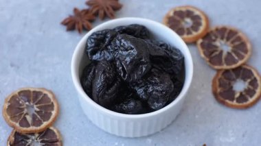 Kuru erik ya da kuru erik. Beslenme için organik susuz meyve. Tasarımınız için gıda arka planı olarak kuru erik ya da kuru erik kullanın