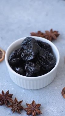 Kuru erik ya da kuru erik. Beslenme için organik susuz meyve. Tasarımınız için gıda arka planı olarak kuru erik ya da kuru erik kullanın