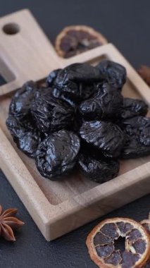 Kuru erik ya da kuru erik. Beslenme için organik susuz meyve. Tasarımınız için gıda arka planı olarak kuru erik ya da kuru erik kullanın