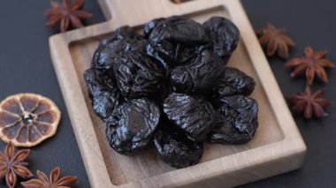 Kuru erik ya da kuru erik. Beslenme için organik susuz meyve. Tasarımınız için gıda arka planı olarak kuru erik ya da kuru erik kullanın