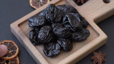 Kuru erik ya da kuru erik. Beslenme için organik susuz meyve. Tasarımınız için gıda arka planı olarak kuru erik ya da kuru erik kullanın