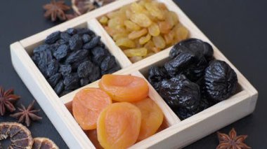 Sağlıklı bir kahvaltı için çeşitli kurutulmuş meyve, kayısı, kuru erik, kızılcık, kuru üzüm, incir ve hurma çeşitleri. Kurutulmuş meyve karışımı.