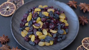 Kahvaltı malzemesi olarak kuru yaban mersini, sarı ve siyah tatlı kuru üzüm. Kuru üzüm ve kızılcık