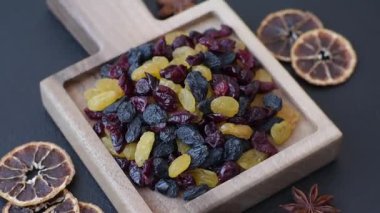 Kahvaltı malzemesi olarak kuru yaban mersini, sarı ve siyah tatlı kuru üzüm. Kuru üzüm ve kızılcık