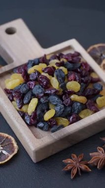 Kahvaltı malzemesi olarak kuru yaban mersini, sarı ve siyah tatlı kuru üzüm. Kuru üzüm ve kızılcık