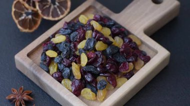 Kahvaltı malzemesi olarak kuru yaban mersini, sarı ve siyah tatlı kuru üzüm. Kuru üzüm ve kızılcık