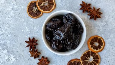 Kuru erik ya da kuru erik. Beslenme için organik susuz meyve. Tasarımınız için gıda arka planı olarak kuru erik ya da kuru erik kullanın