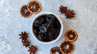 Kuru erik ya da kuru erik. Beslenme için organik susuz meyve. Tasarımınız için gıda arka planı olarak kuru erik ya da kuru erik kullanın