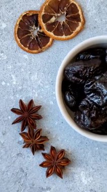 Kuru erik ya da kuru erik. Beslenme için organik susuz meyve. Tasarımınız için gıda arka planı olarak kuru erik ya da kuru erik kullanın