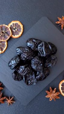Kuru erik ya da kuru erik. Beslenme için organik susuz meyve. Tasarımınız için gıda arka planı olarak kuru erik ya da kuru erik kullanın