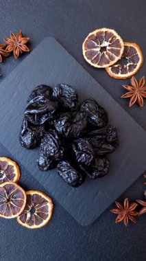Kuru erik ya da kuru erik. Beslenme için organik susuz meyve. Tasarımınız için gıda arka planı olarak kuru erik ya da kuru erik kullanın