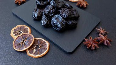 Kuru erik ya da kuru erik. Beslenme için organik susuz meyve. Tasarımınız için gıda arka planı olarak kuru erik ya da kuru erik kullanın