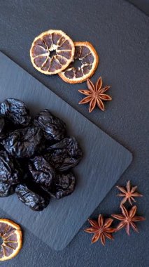 Kuru erik ya da kuru erik. Beslenme için organik susuz meyve. Tasarımınız için gıda arka planı olarak kuru erik ya da kuru erik kullanın