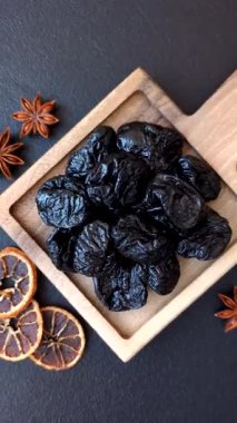 Kuru erik ya da kuru erik. Beslenme için organik susuz meyve. Tasarımınız için gıda arka planı olarak kuru erik ya da kuru erik kullanın