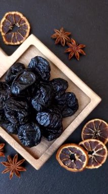 Kuru erik ya da kuru erik. Beslenme için organik susuz meyve. Tasarımınız için gıda arka planı olarak kuru erik ya da kuru erik kullanın