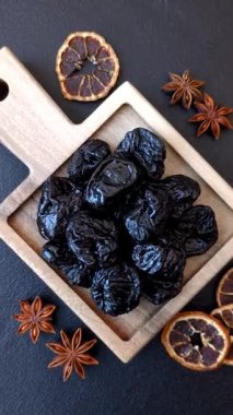 Kuru erik ya da kuru erik. Beslenme için organik susuz meyve. Tasarımınız için gıda arka planı olarak kuru erik ya da kuru erik kullanın