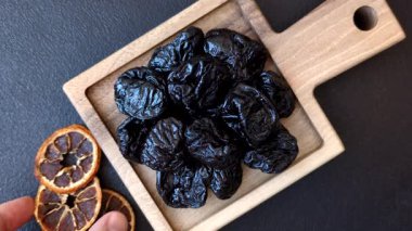 Kuru erik ya da kuru erik. Beslenme için organik susuz meyve. Tasarımınız için gıda arka planı olarak kuru erik ya da kuru erik kullanın