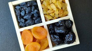 Sağlıklı bir kahvaltı için çeşitli kurutulmuş meyve, kayısı, kuru erik, kızılcık, kuru üzüm, incir ve hurma çeşitleri. Kurutulmuş meyve karışımı.