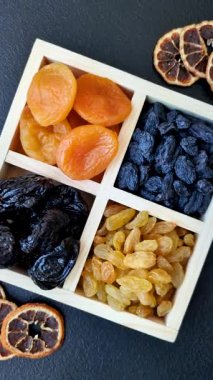 Sağlıklı bir kahvaltı için çeşitli kurutulmuş meyve, kayısı, kuru erik, kızılcık, kuru üzüm, incir ve hurma çeşitleri. Kurutulmuş meyve karışımı.