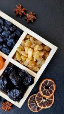 Sağlıklı bir kahvaltı için çeşitli kurutulmuş meyve, kayısı, kuru erik, kızılcık, kuru üzüm, incir ve hurma çeşitleri. Kurutulmuş meyve karışımı.