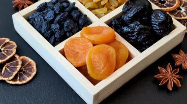 Sağlıklı bir kahvaltı için çeşitli kurutulmuş meyve, kayısı, kuru erik, kızılcık, kuru üzüm, incir ve hurma çeşitleri. Kurutulmuş meyve karışımı.