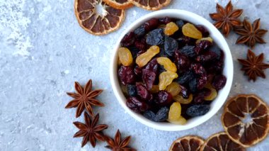 Kahvaltı malzemesi olarak kuru yaban mersini, sarı ve siyah tatlı kuru üzüm. Kuru üzüm ve kızılcık