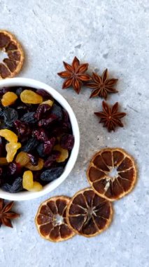 Kahvaltı malzemesi olarak kuru yaban mersini, sarı ve siyah tatlı kuru üzüm. Kuru üzüm ve kızılcık