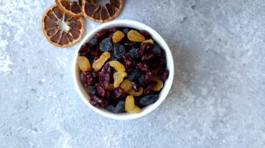 Kahvaltı malzemesi olarak kuru yaban mersini, sarı ve siyah tatlı kuru üzüm. Kuru üzüm ve kızılcık