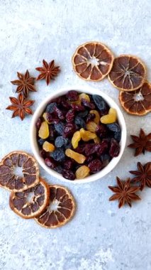 Kahvaltı malzemesi olarak kuru yaban mersini, sarı ve siyah tatlı kuru üzüm. Kuru üzüm ve kızılcık