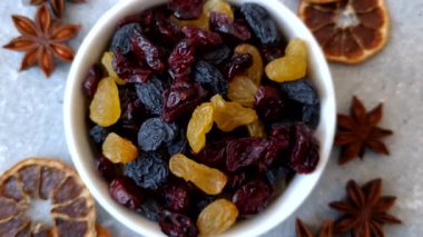 Kahvaltı malzemesi olarak kuru yaban mersini, sarı ve siyah tatlı kuru üzüm. Kuru üzüm ve kızılcık