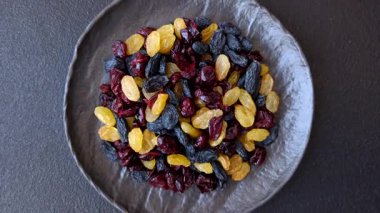 Kahvaltı malzemesi olarak kuru yaban mersini, sarı ve siyah tatlı kuru üzüm. Kuru üzüm ve kızılcık