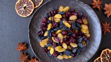 Kahvaltı malzemesi olarak kuru yaban mersini, sarı ve siyah tatlı kuru üzüm. Kuru üzüm ve kızılcık