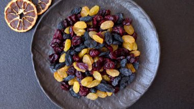 Kahvaltı malzemesi olarak kuru yaban mersini, sarı ve siyah tatlı kuru üzüm. Kuru üzüm ve kızılcık