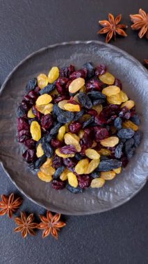 Kahvaltı malzemesi olarak kuru yaban mersini, sarı ve siyah tatlı kuru üzüm. Kuru üzüm ve kızılcık