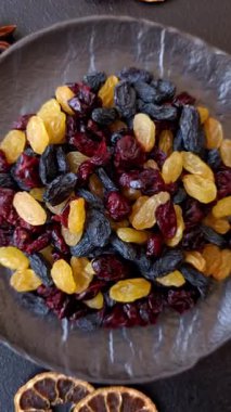 Kahvaltı malzemesi olarak kuru yaban mersini, sarı ve siyah tatlı kuru üzüm. Kuru üzüm ve kızılcık