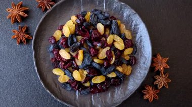 Kahvaltı malzemesi olarak kuru yaban mersini, sarı ve siyah tatlı kuru üzüm. Kuru üzüm ve kızılcık