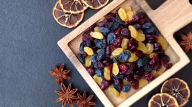 Kahvaltı malzemesi olarak kuru yaban mersini, sarı ve siyah tatlı kuru üzüm. Kuru üzüm ve kızılcık