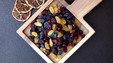 Kahvaltı malzemesi olarak kuru yaban mersini, sarı ve siyah tatlı kuru üzüm. Kuru üzüm ve kızılcık